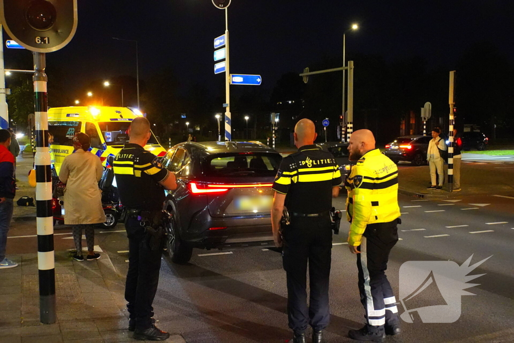 Overstekende scootmobieler geschept op zebrapad