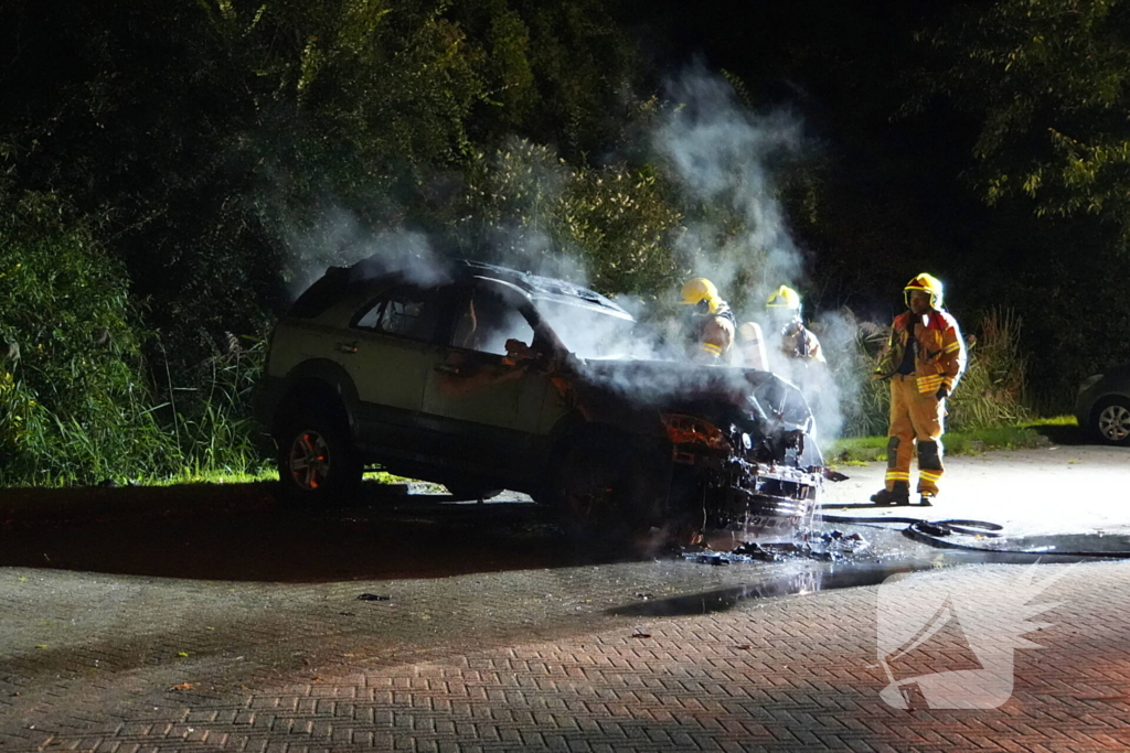 Brandweer blust brand in geparkeerde auto, politie stelt sporen veilig