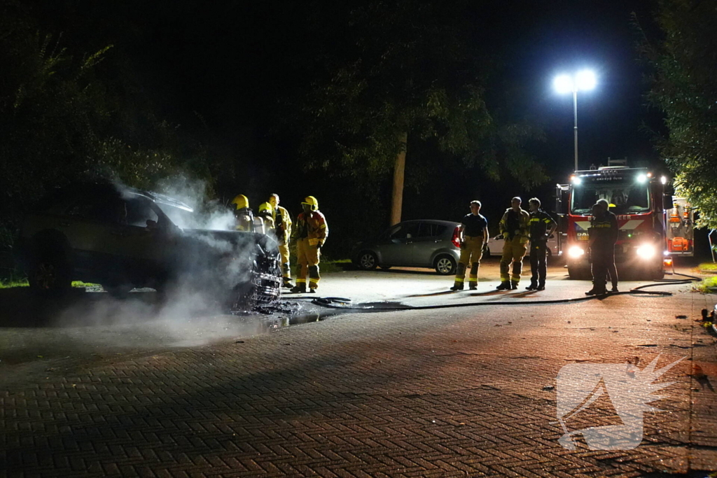 Brandweer blust brand in geparkeerde auto, politie stelt sporen veilig