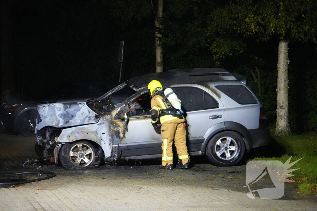 Brandweer blust brand in geparkeerde auto, politie stelt sporen veilig