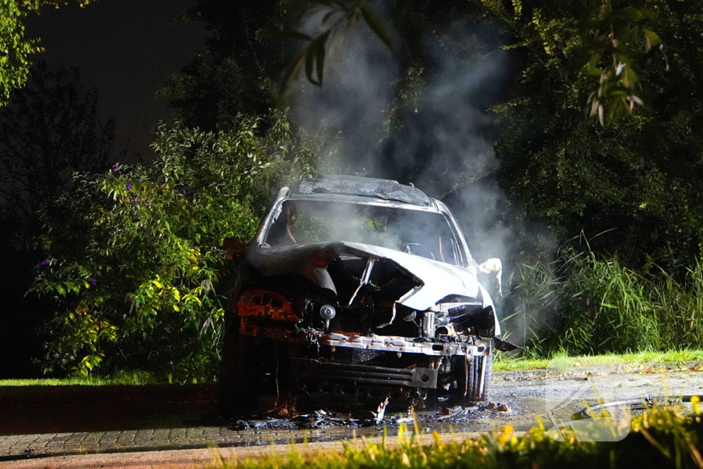 Brandweer blust brand in geparkeerde auto, politie stelt sporen veilig