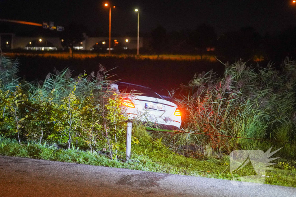 Auto te water op industrieterrein