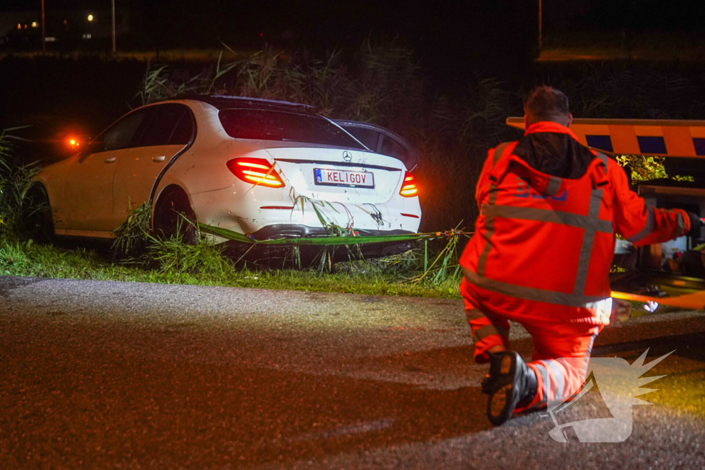 Auto te water op industrieterrein