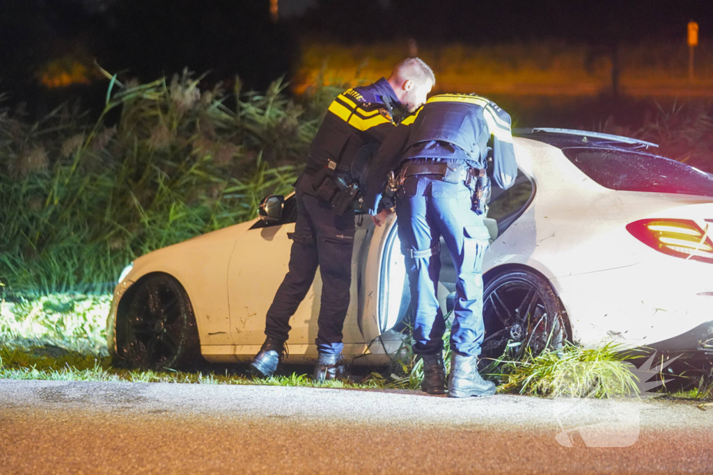 Auto te water op industrieterrein