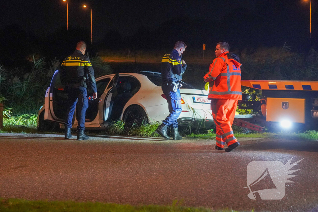 Auto te water op industrieterrein