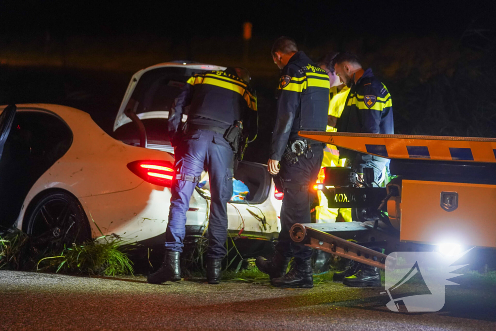 Auto te water op industrieterrein