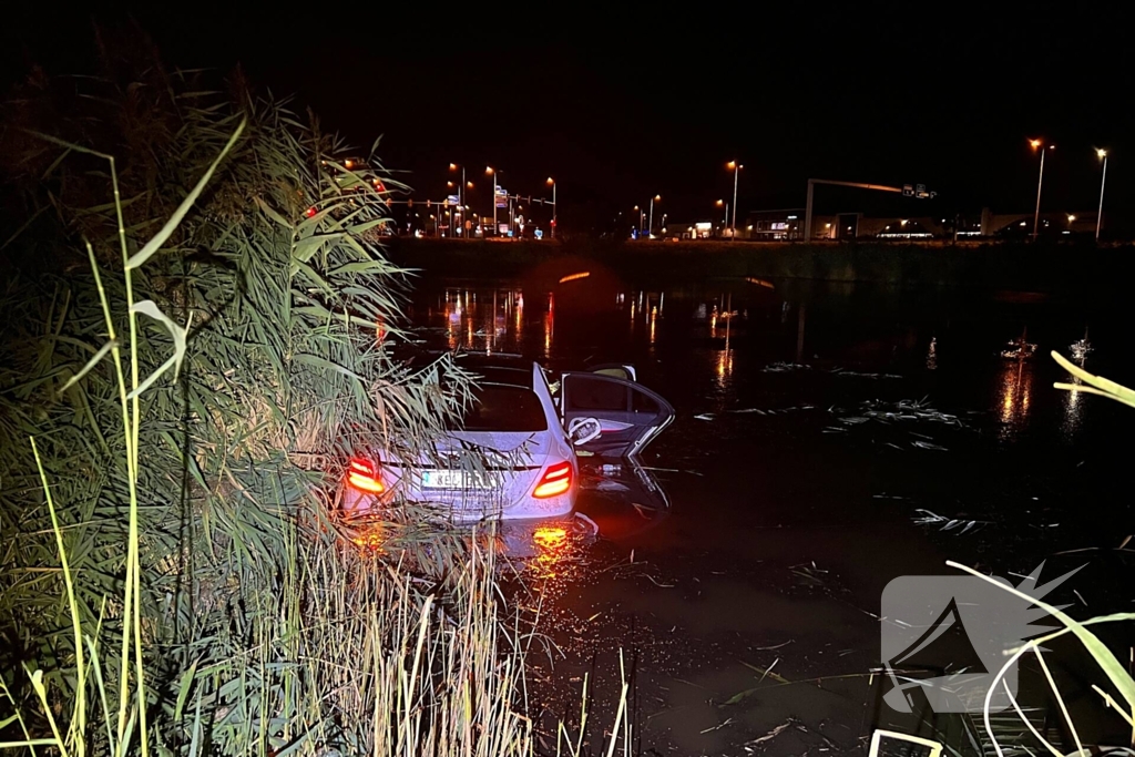 Auto te water op industrieterrein