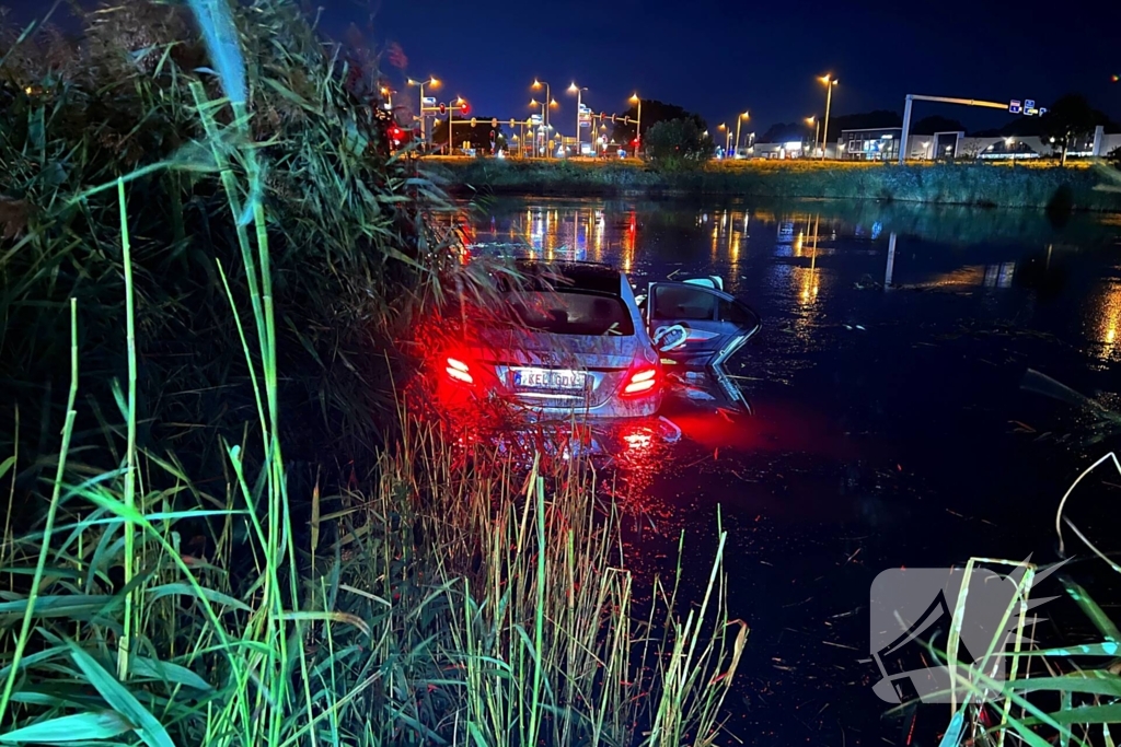 Auto te water op industrieterrein