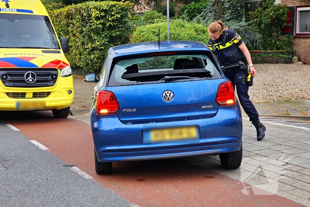 Fietser klapt achterop personenauto