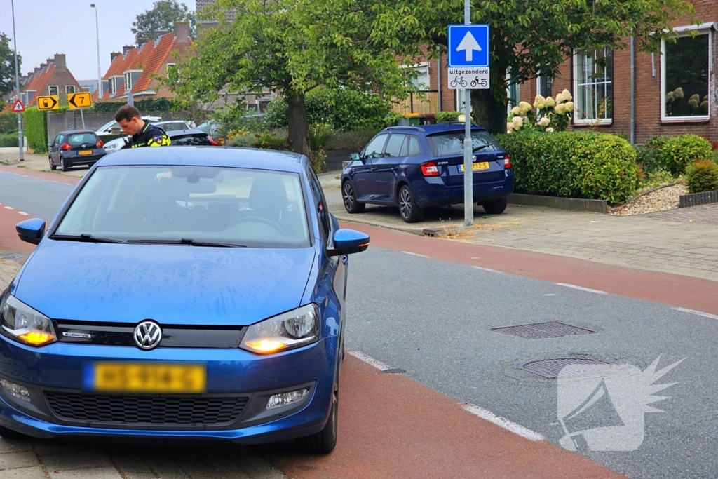 Fietser klapt achterop personenauto