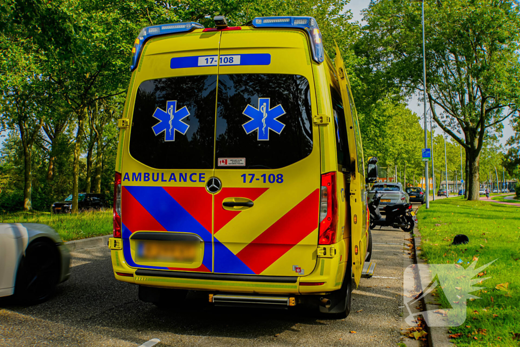 Automobilist raakt scooter tijdens parkeren