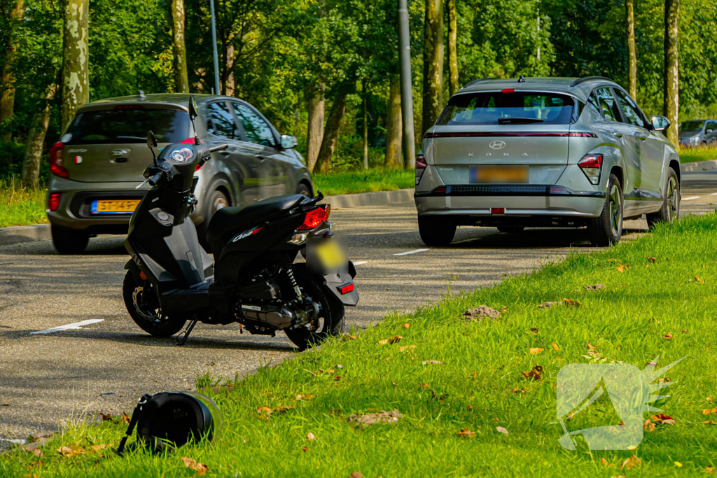 Automobilist raakt scooter tijdens parkeren