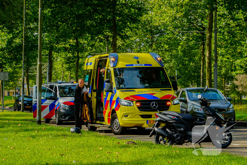 Automobilist raakt scooter tijdens parkeren