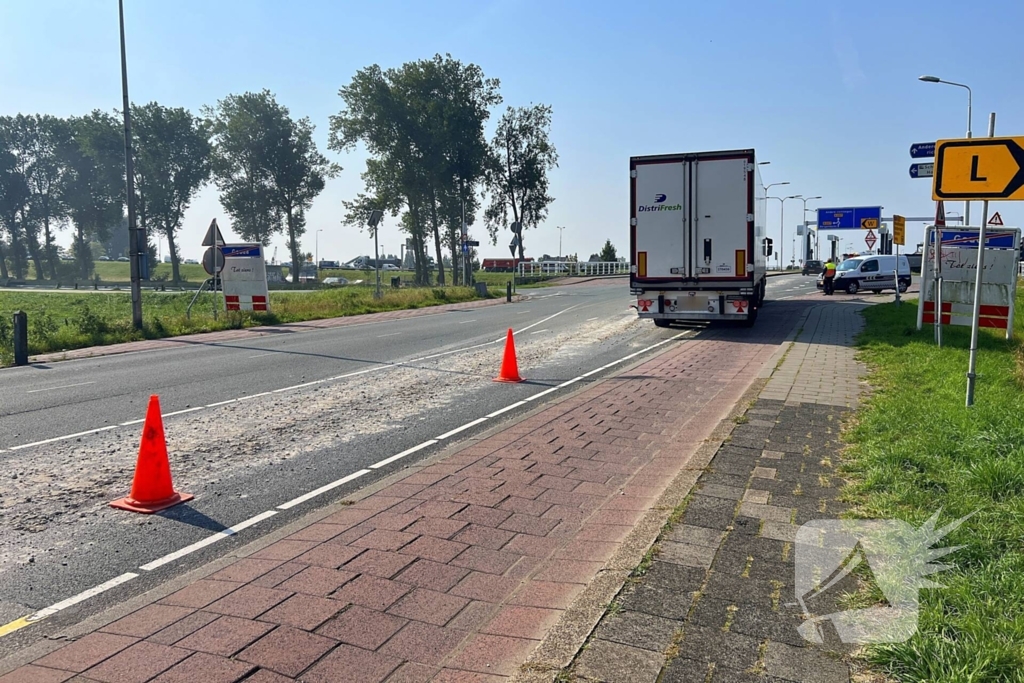 Verloren lading grind zorgt voor verkeersoverlast