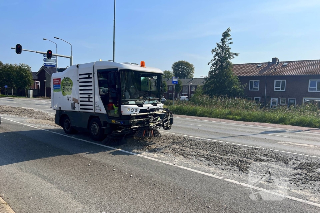 Verloren lading grind zorgt voor verkeersoverlast