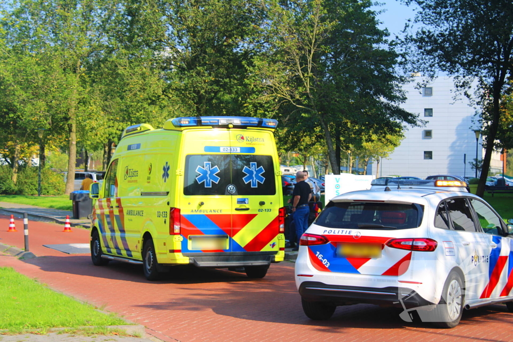 Fietser gaat hard onderuit