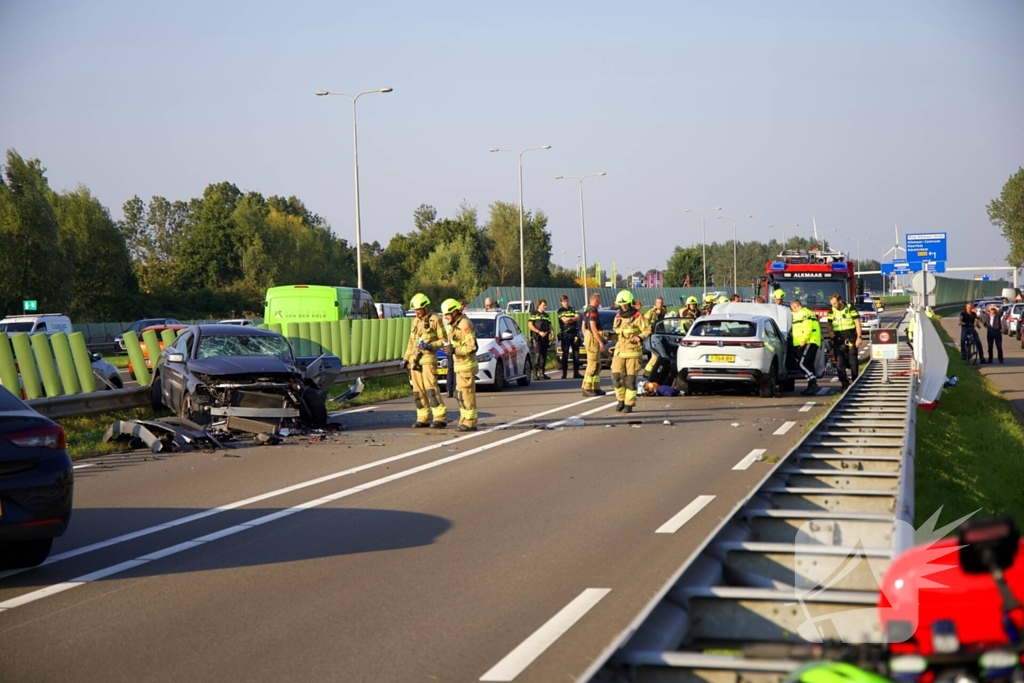 Drie zwaargewonden bij frontale botsing