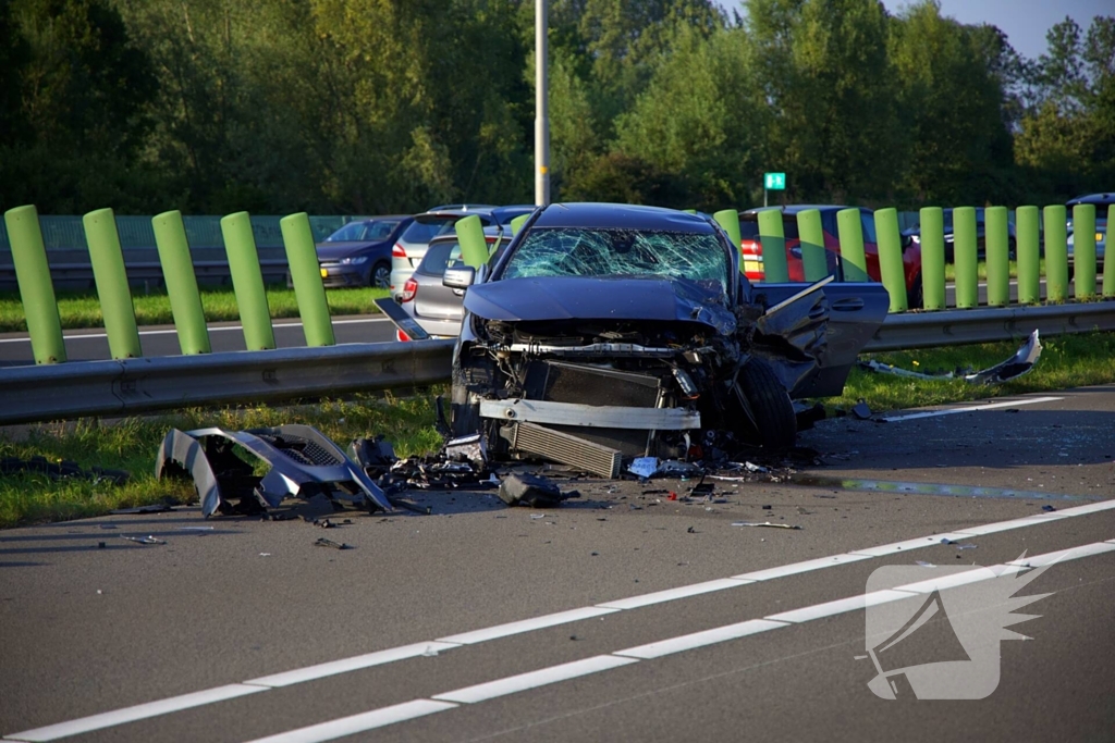 Drie zwaargewonden bij frontale botsing