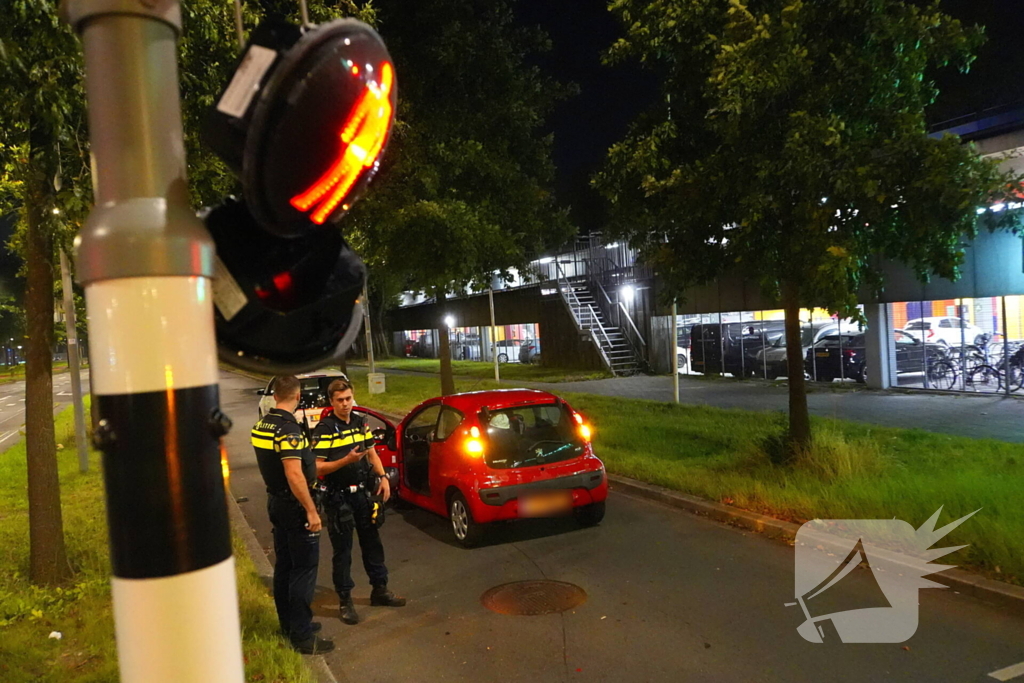 Automobilist onder invloed rijdt tegen verkeerslicht