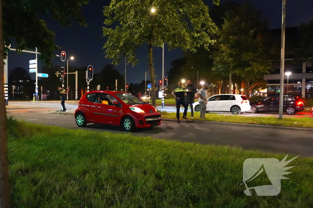 Automobilist onder invloed rijdt tegen verkeerslicht