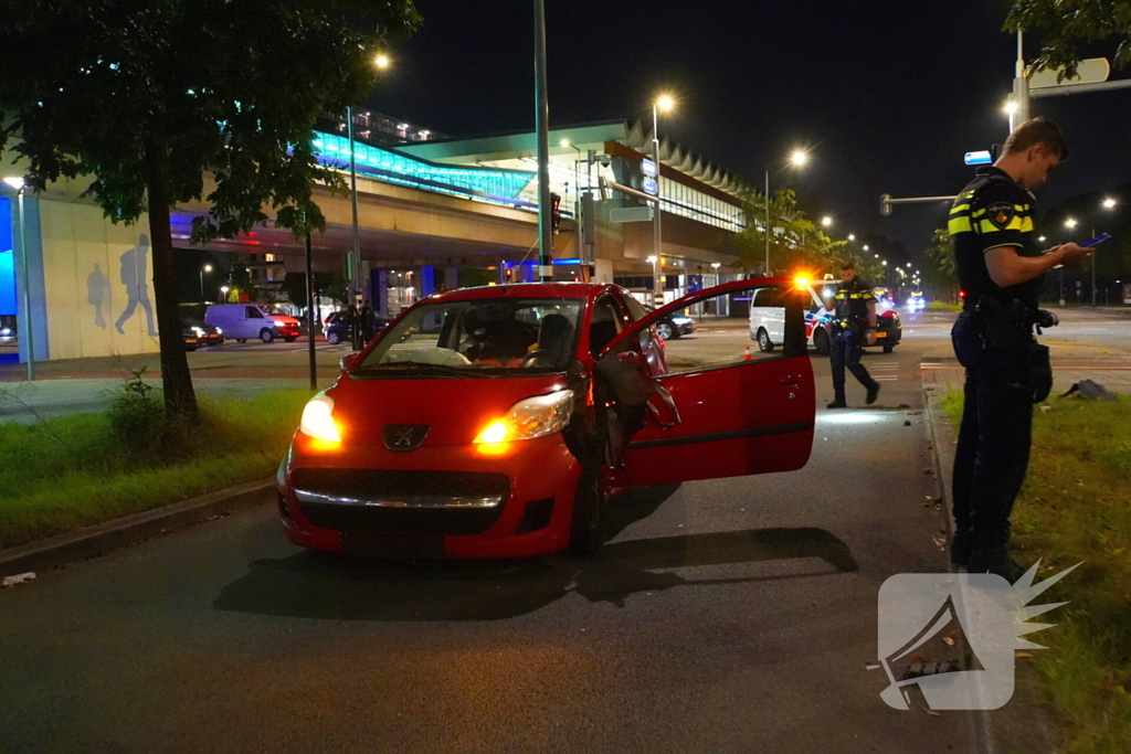 Automobilist onder invloed rijdt tegen verkeerslicht