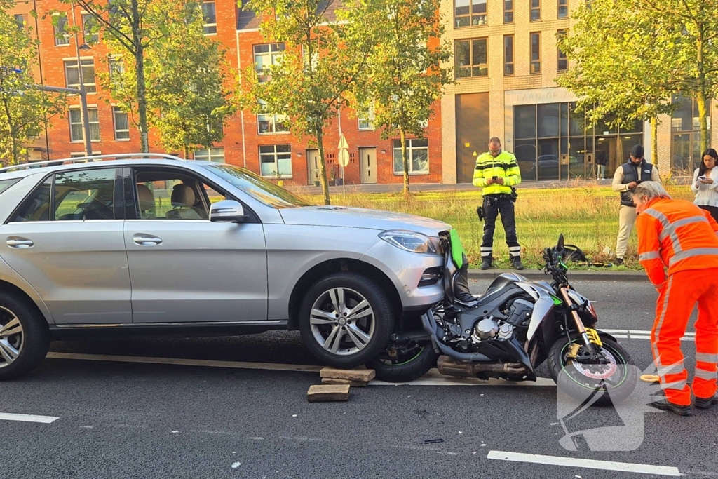 Motor belandt onder auto bij aanrijding