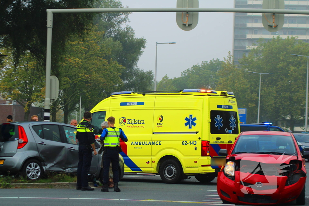 Twee voertuigen beschadigd na aanrijding op kruispunt