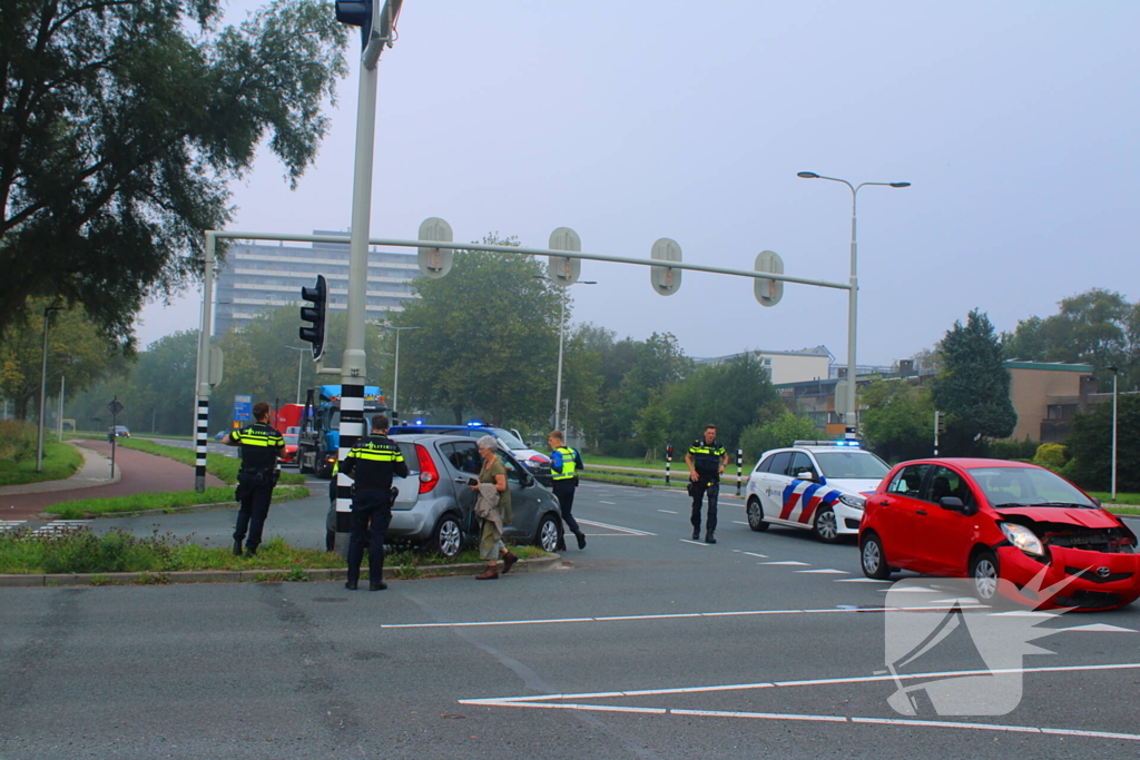 Twee voertuigen beschadigd na aanrijding op kruispunt