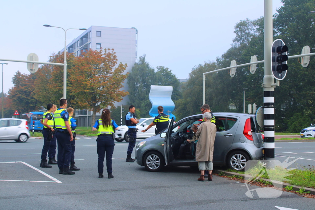 Twee voertuigen beschadigd na aanrijding op kruispunt