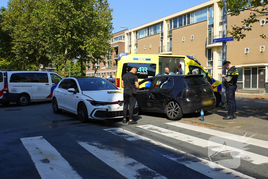 Wiel breekt af na ongeval tussen twee personenauto's