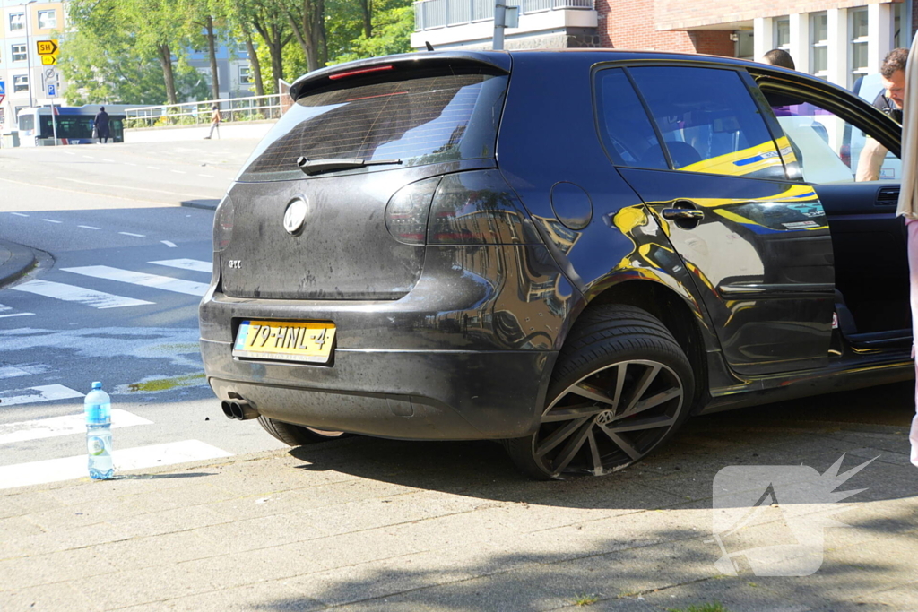 Wiel breekt af na ongeval tussen twee personenauto's