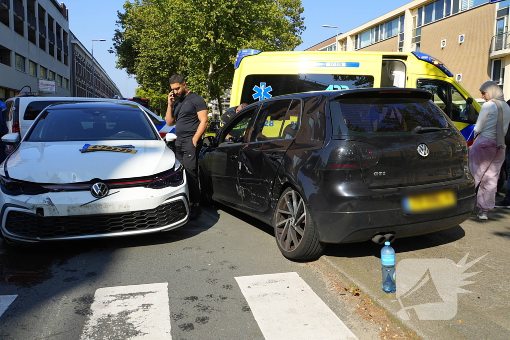 Wiel breekt af na ongeval tussen twee personenauto's