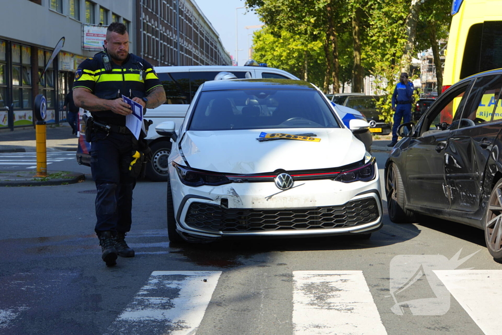 Wiel breekt af na ongeval tussen twee personenauto's