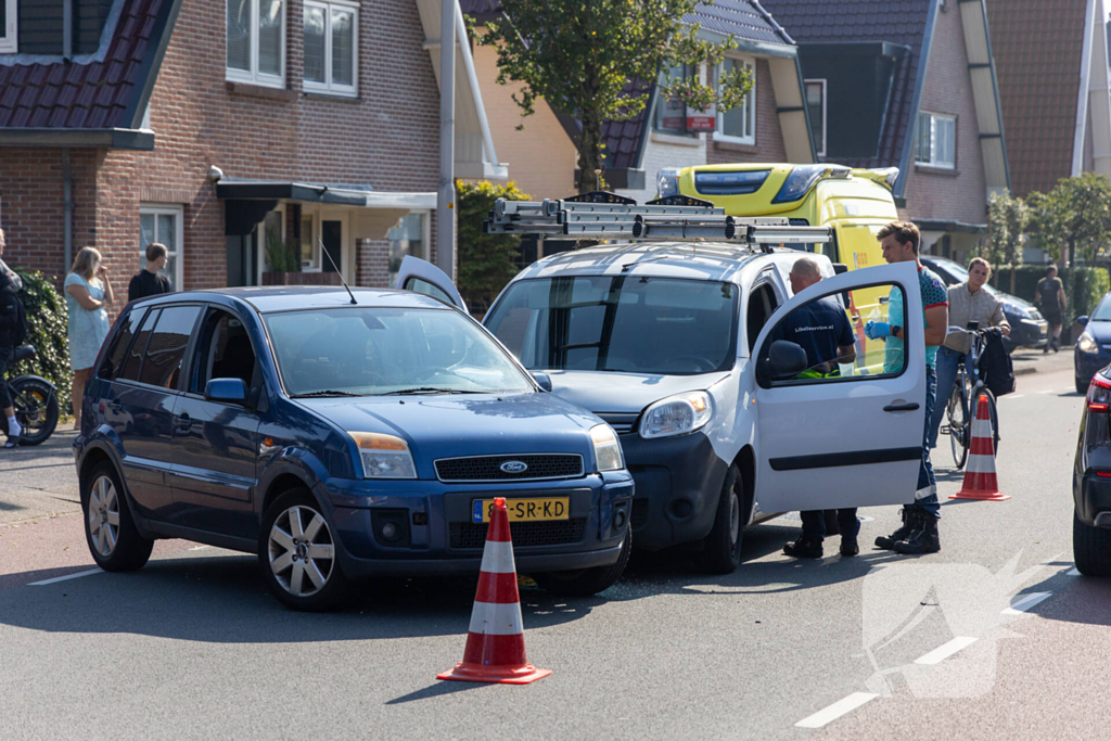 Bestuurder naar ziekenhuis na botsing