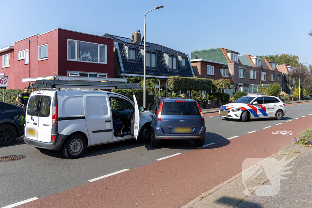 Bestuurder naar ziekenhuis na botsing