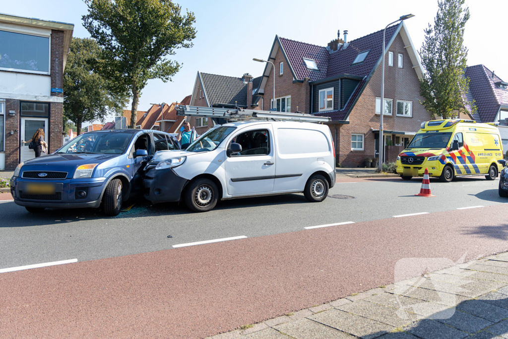 Bestuurder naar ziekenhuis na botsing