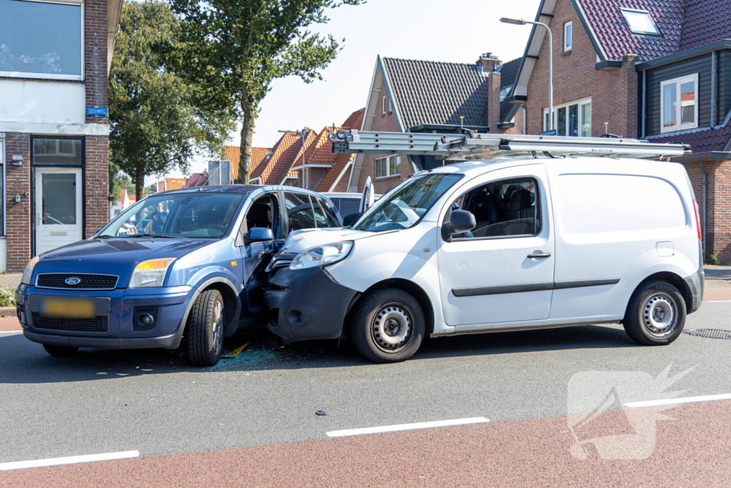 Bestuurder naar ziekenhuis na botsing