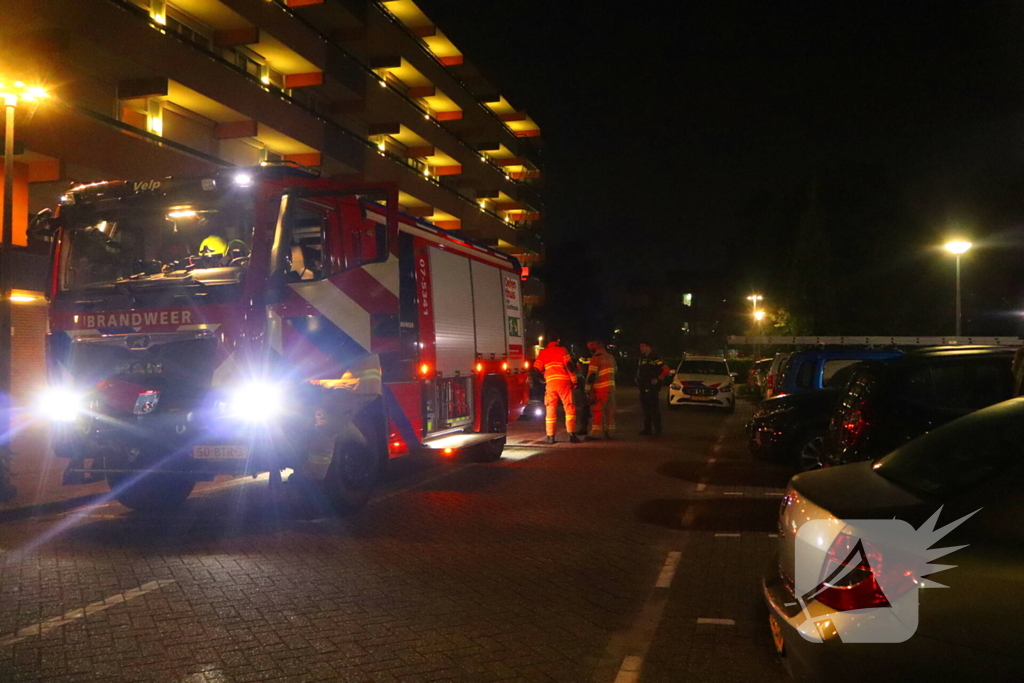 Brandweer verricht metingen in appartement