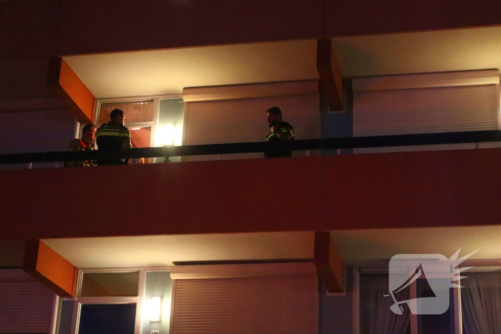 Brandweer verricht metingen in appartement