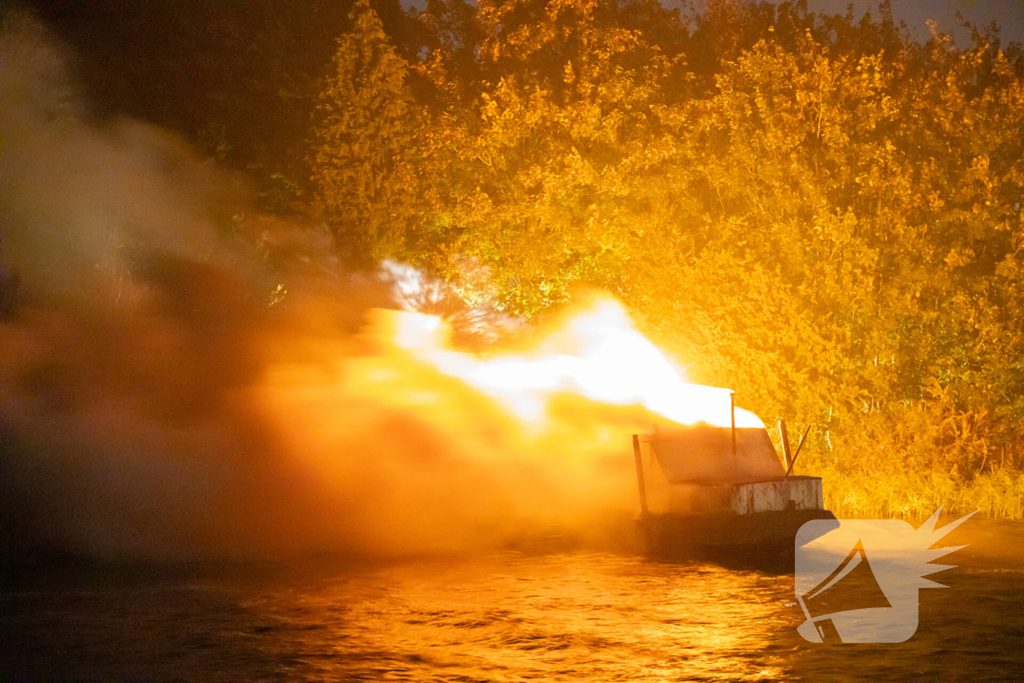 Woonboot zwaar beschadigd door brand