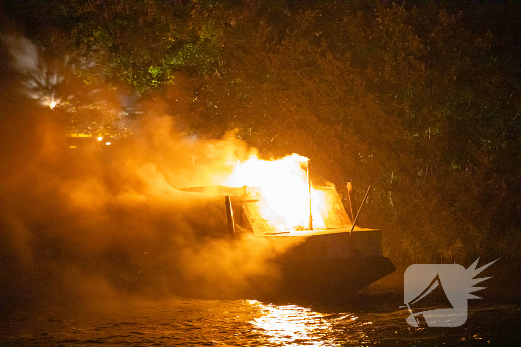 Woonboot zwaar beschadigd door brand