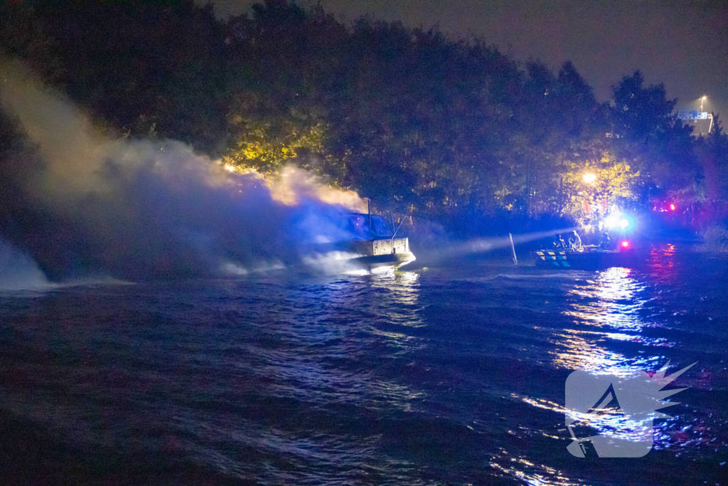 Woonboot zwaar beschadigd door brand