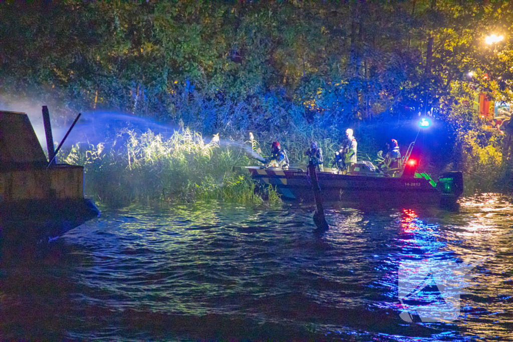 Woonboot zwaar beschadigd door brand