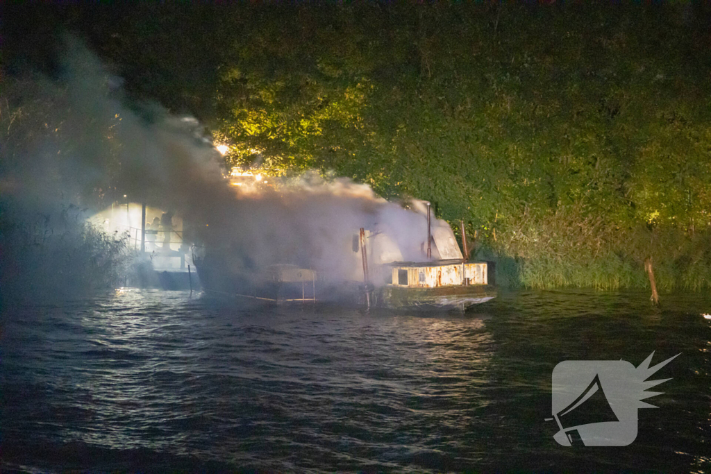 Woonboot zwaar beschadigd door brand