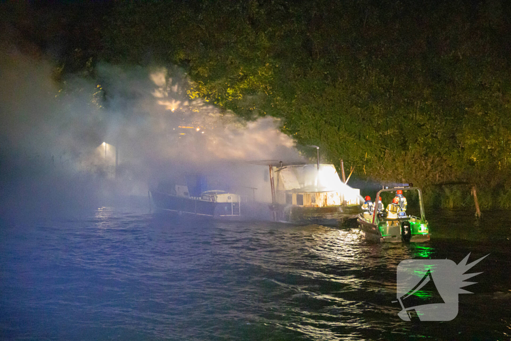 Woonboot zwaar beschadigd door brand