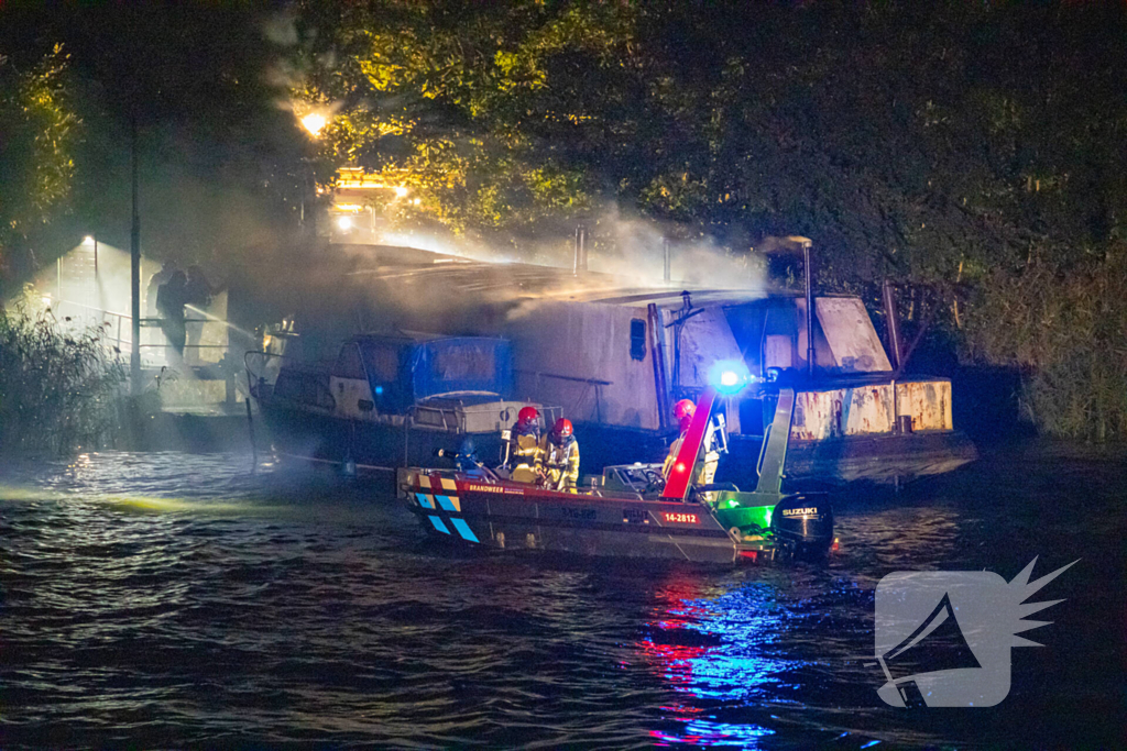 Woonboot zwaar beschadigd door brand