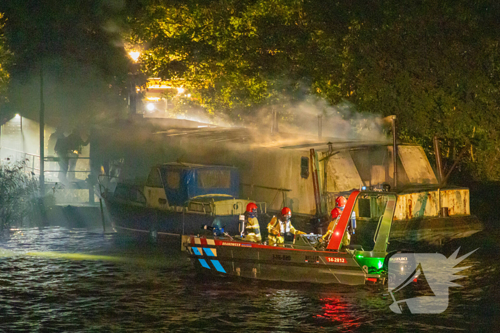 Woonboot zwaar beschadigd door brand