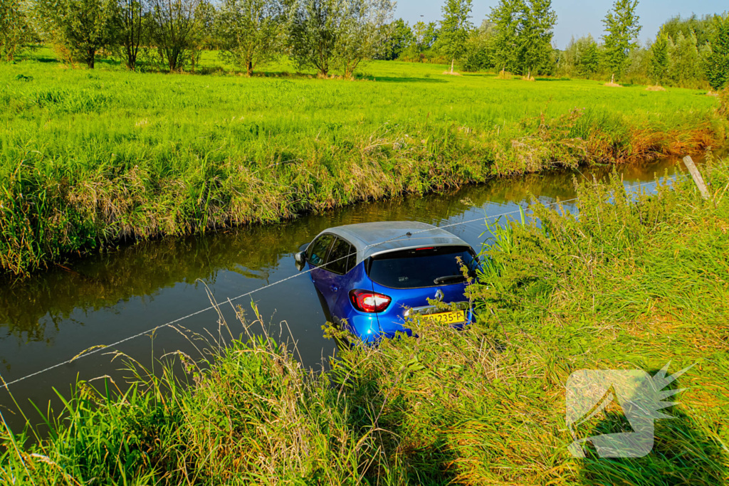 Vergeten handrem eindigt met te watergeraakte auto