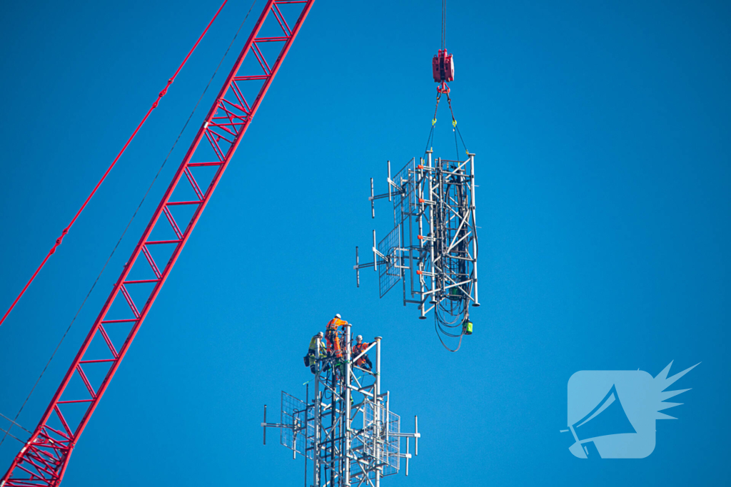 Zendmast verwijdert van Telecomtoren