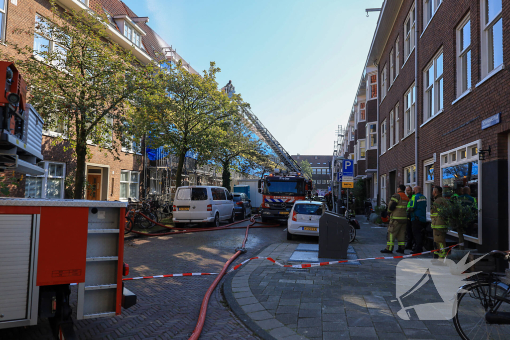 Zwarte rookwolken bij grote brand op dak van woning